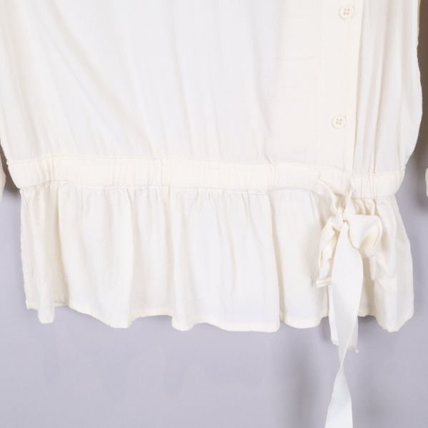 Detaljerad bild på blusens knytband