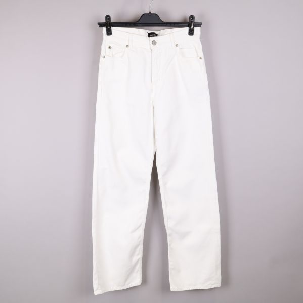Vita jeans framifrån med hängare