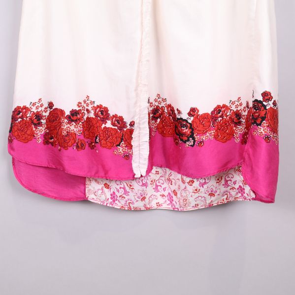 Röd och rosa broderidetalj på kjolens nederdel
