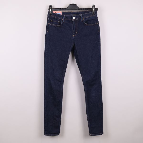 Framsidan av mörka jeans med fem fickor