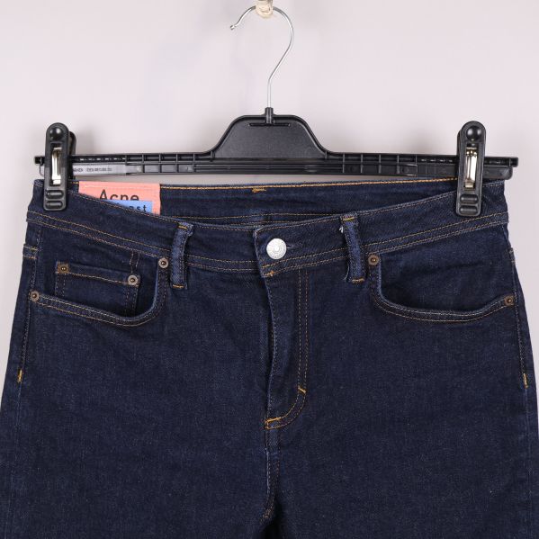 Närbild på midjan och knäppning av jeans
