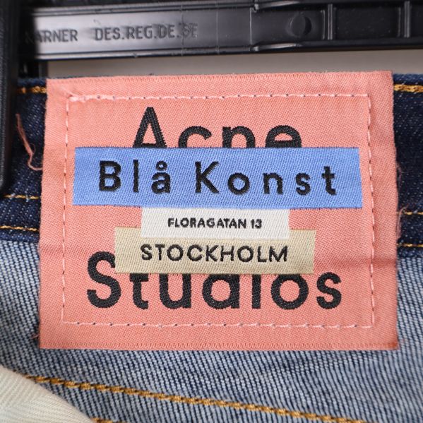 Acne Studios etikett på jeans