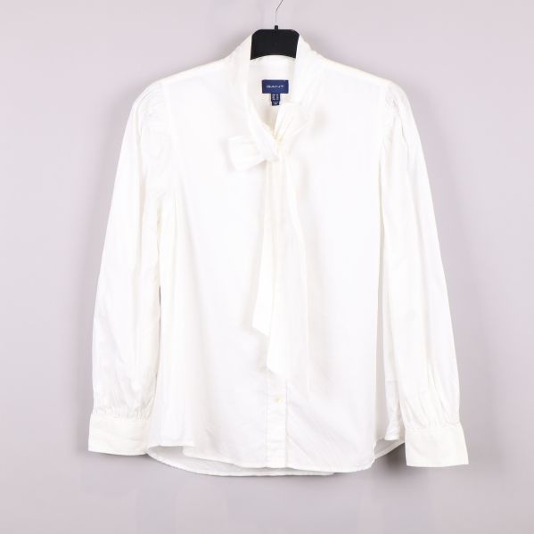 Vit blus med knytband och långa ärmar