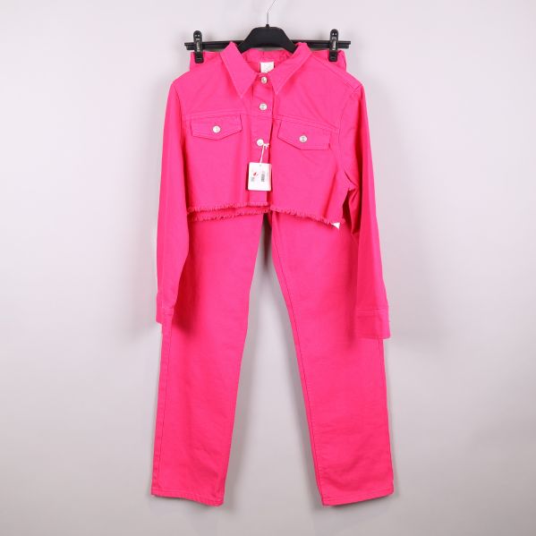 Rosa denimset med jacka och byxor på galge