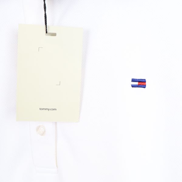 Närbild av broderad logotyp
