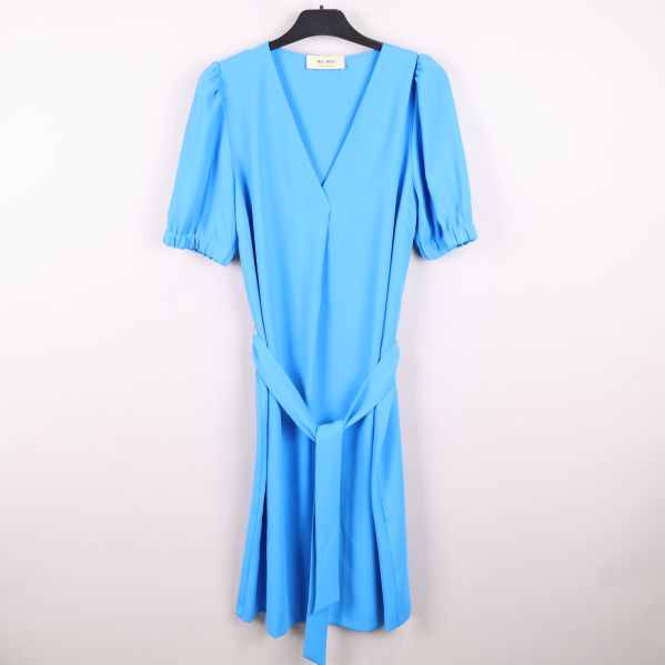 Framsidan av blå klänning med puffärmar