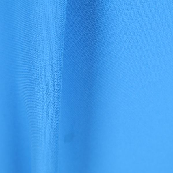 Blått tyg på klänningens kjoldel