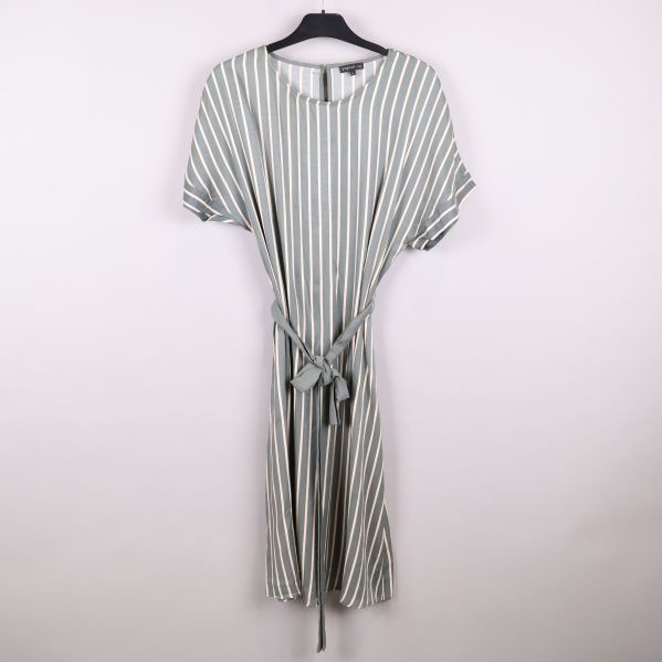 Framsida av randig klänning med knytband och korta ärmar