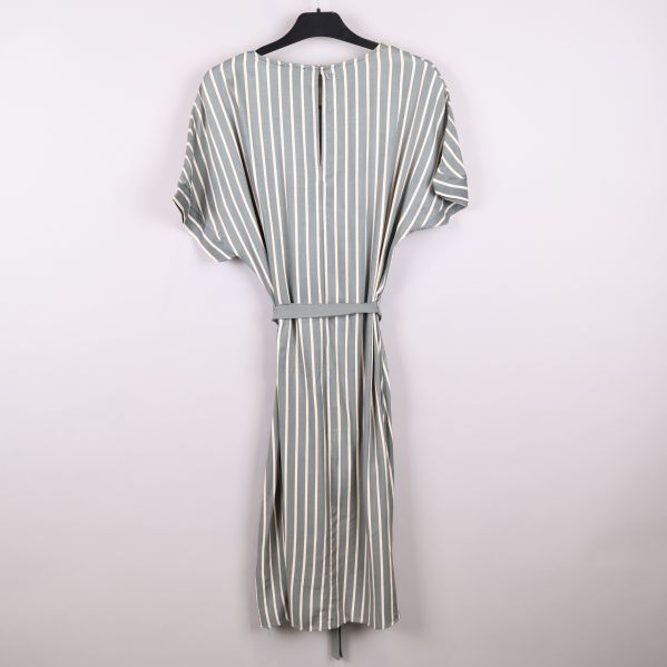 Baksida av randig klänning med knapp i nacken