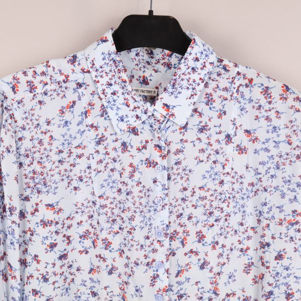 Närbild på skjortkrage med blommönster