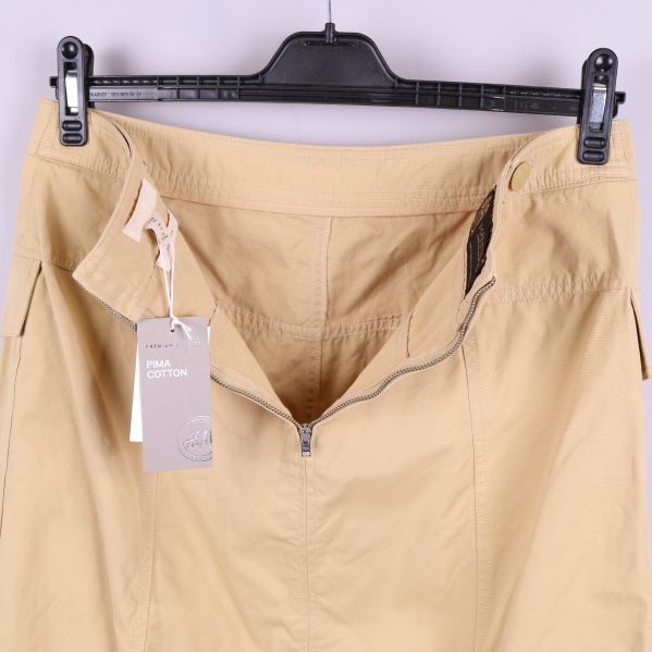 Kjolens insida med etikett