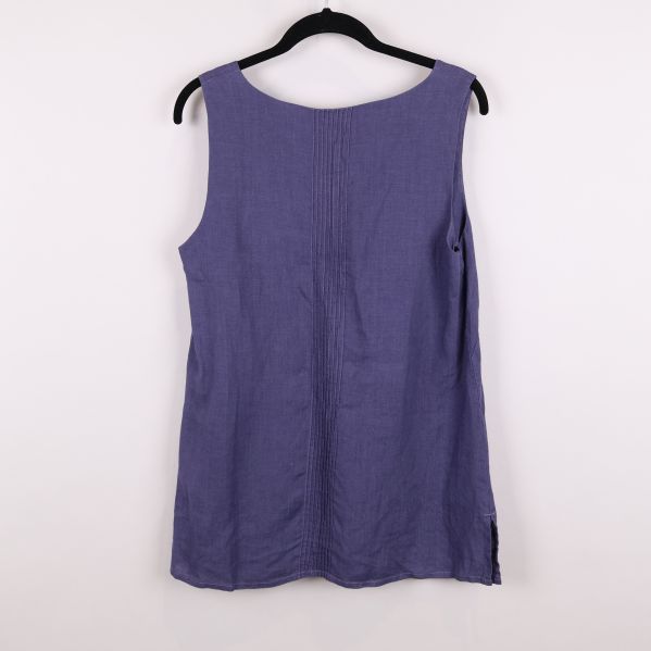 Ärmlös blå blus bakifrån 