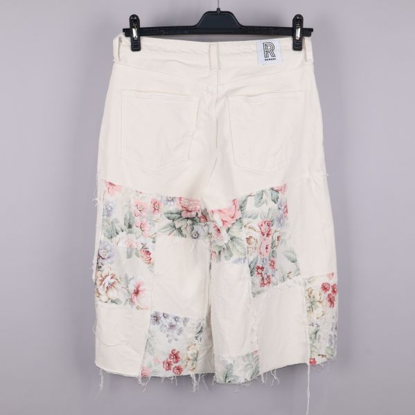 Vita shorts baksida med blommiga lappar