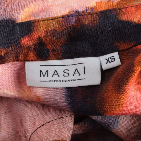 Närbild på Masai-märkesetikett på skjorta