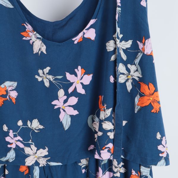 Närbild på blommönster och volanger