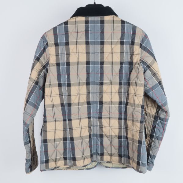 Quiltad jacka med rutigt mönster bak