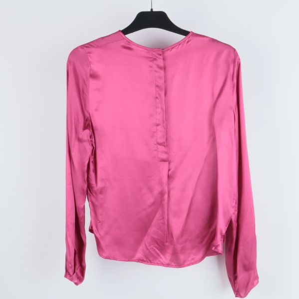 Rosa blus baksida med knappstängning