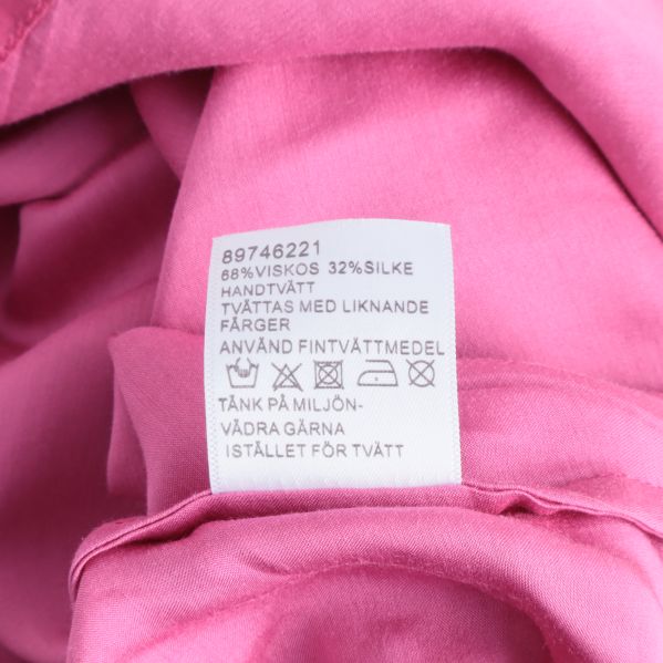 Materialetikett på rosa blus, viskos och silke