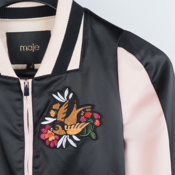 Närbild av broderad design på bomberjacka