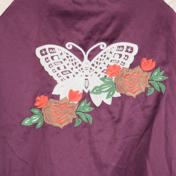 Fjärilsbroderi och blomdetaljer