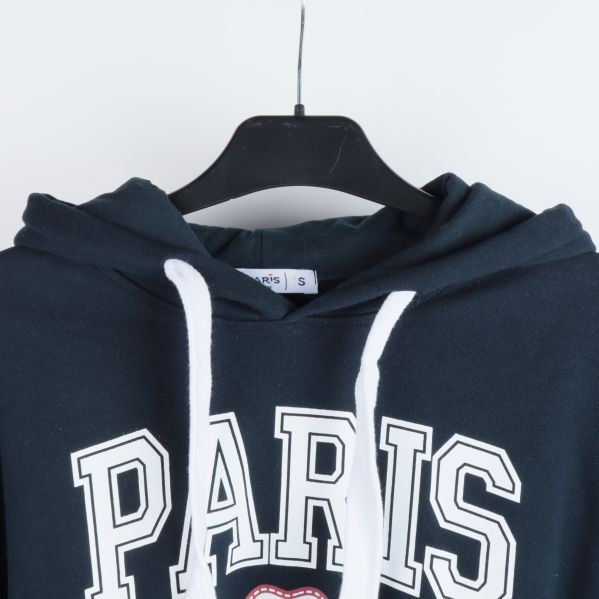 Huva och snören på mörkblå hoodie