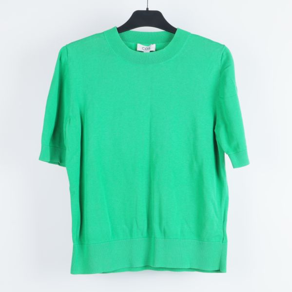 Framsida av grön T-shirt med rund hals