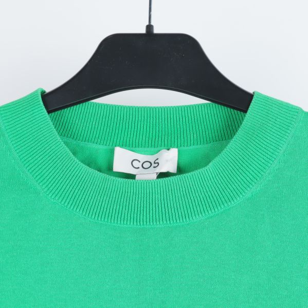 Halsringning på grön T-shirt