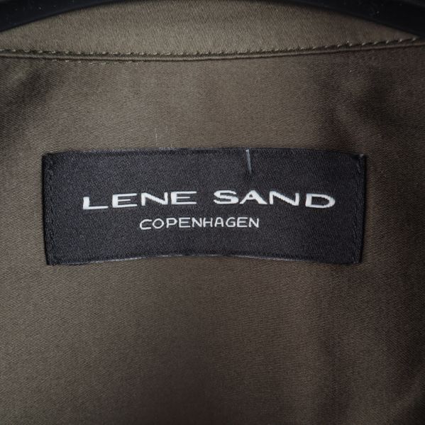 Närbild av Lene Sand etikett på skjortan