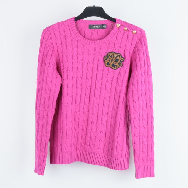 Rosa kabelstickad tröja på galge