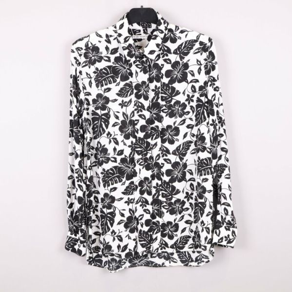 Svartvitt blommigt mönster på skjorta framifrån