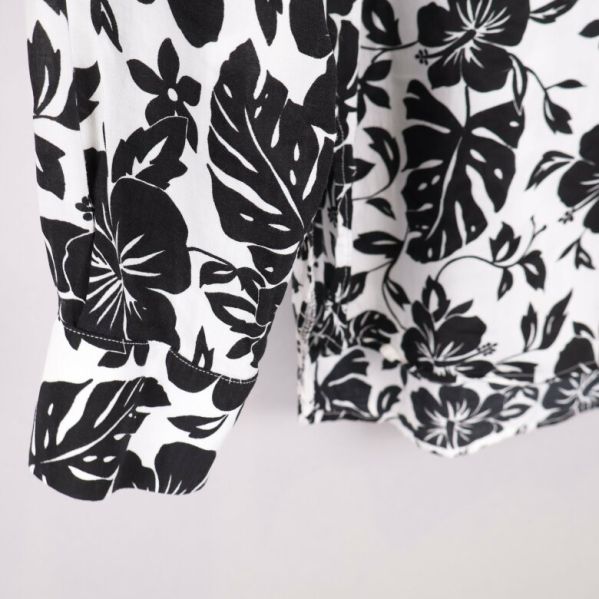 Närbild på skjortans ärm med mönster