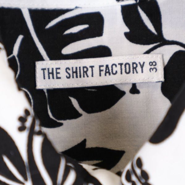 Märkesetikett från The Shirt Factory på insidan