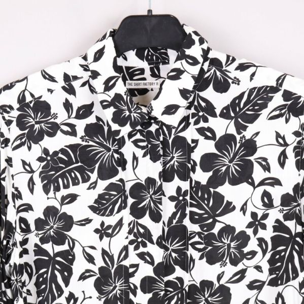 Överdel med krage i svartvitt blommigt mönster