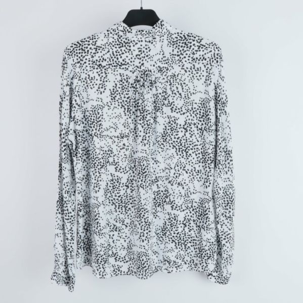 Baksidan av prickig skjorta med långa ärmar