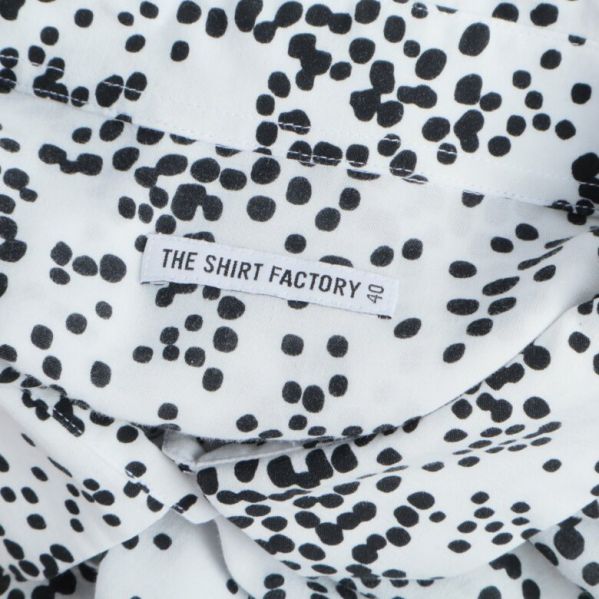 Närbild av etikett med The Shirt Factory