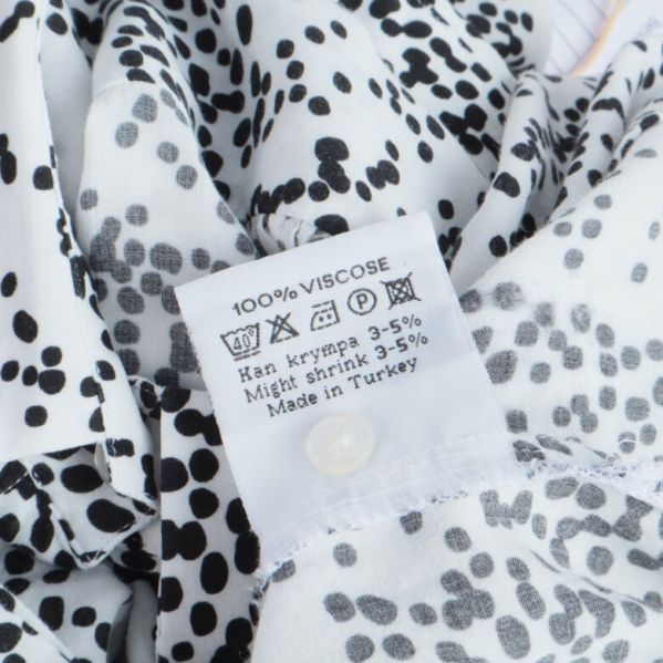 Materialetikett av skjortan med information