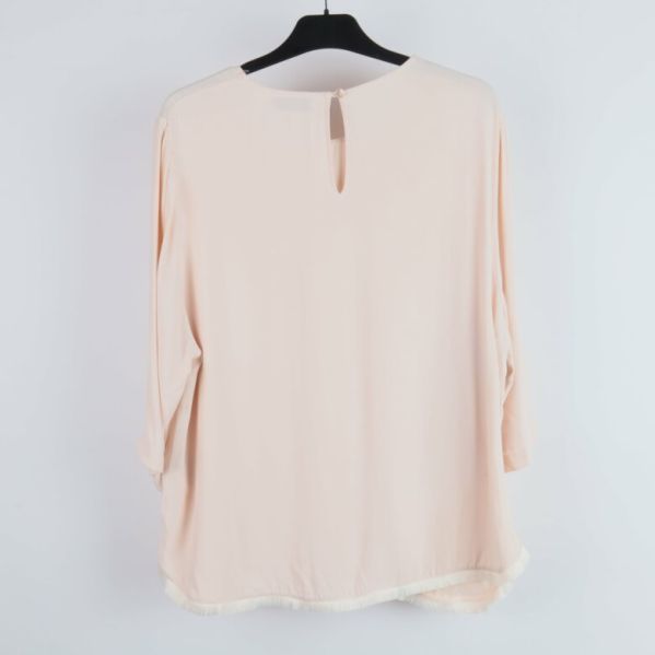 Baksidan av beige blus med knäppning