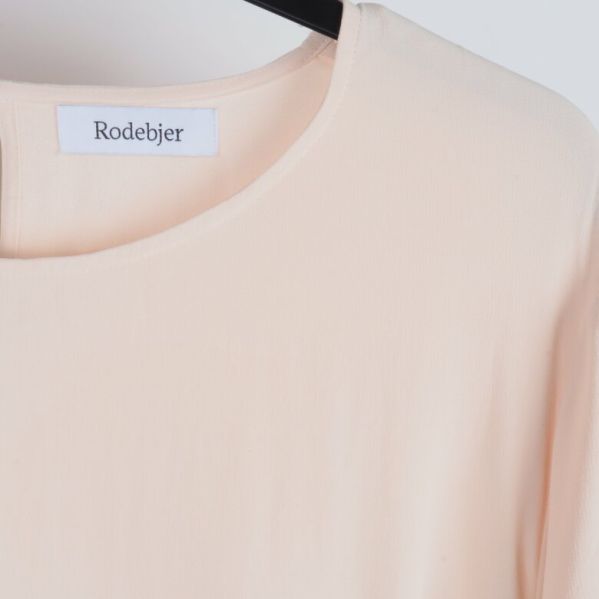 Rodebjer etikett på insidan av blus