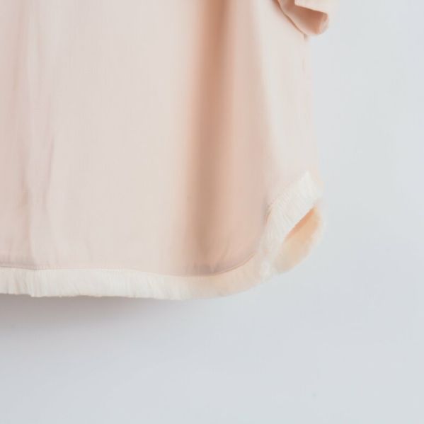 Nederdelen av beige blus 
