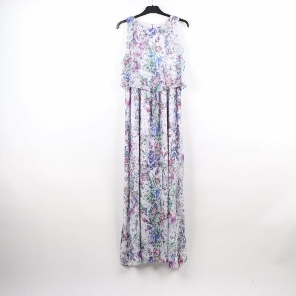 Helbild av blommig långklänning 