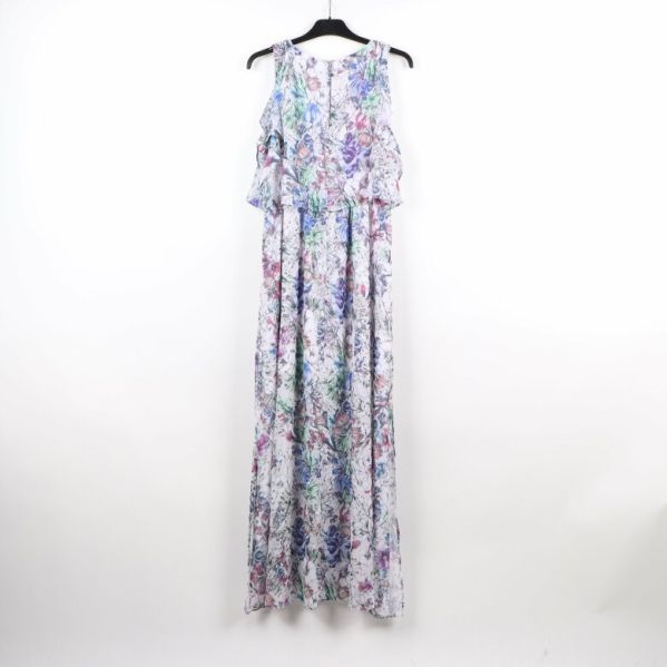 Långklänning med blommönster och volanger fram