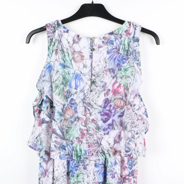 Närbild på ovandelen av klänningen med blommönster