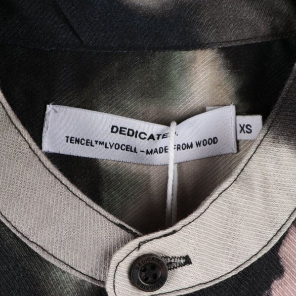 Närbild av Tencel etiketten i klänningen