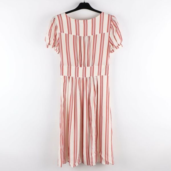 Randig klänning bakifrån med korta ärmar