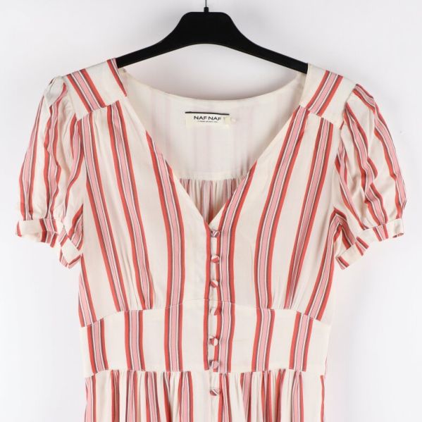 Närbild på V-ringning och knappar