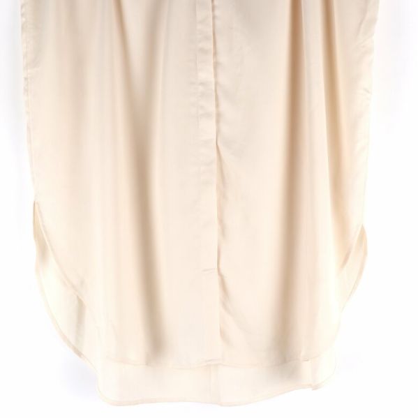 Nederdelen av beige kaftan klänning