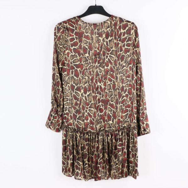 Baksidan av klänningen med volang