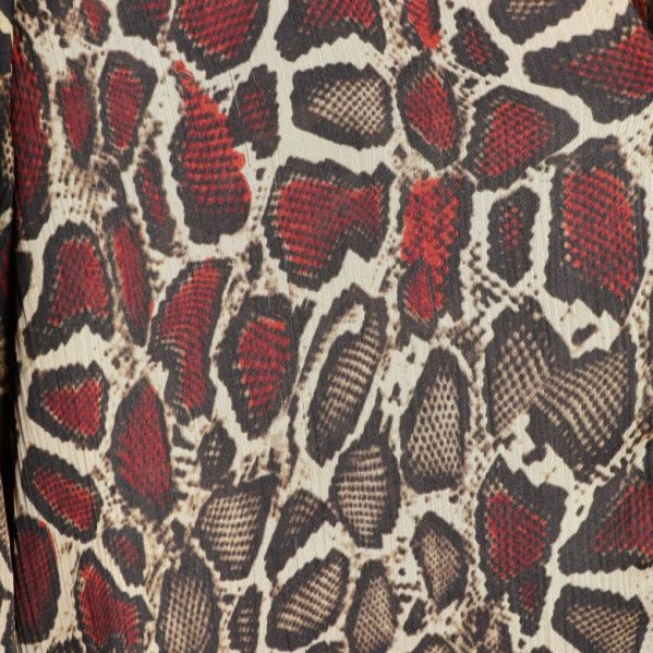 Närbild på klänningens djurmönster