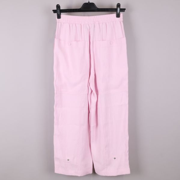 Baksidan av rosa byxor med fickor och resårmidja