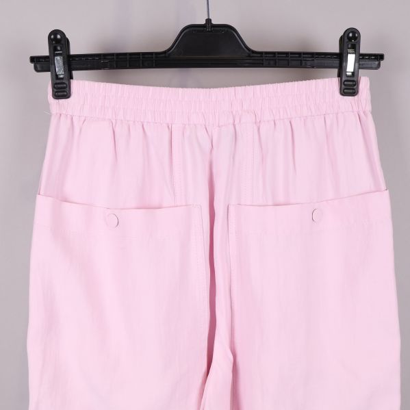 Närbild på bakfickor på rosa byxor